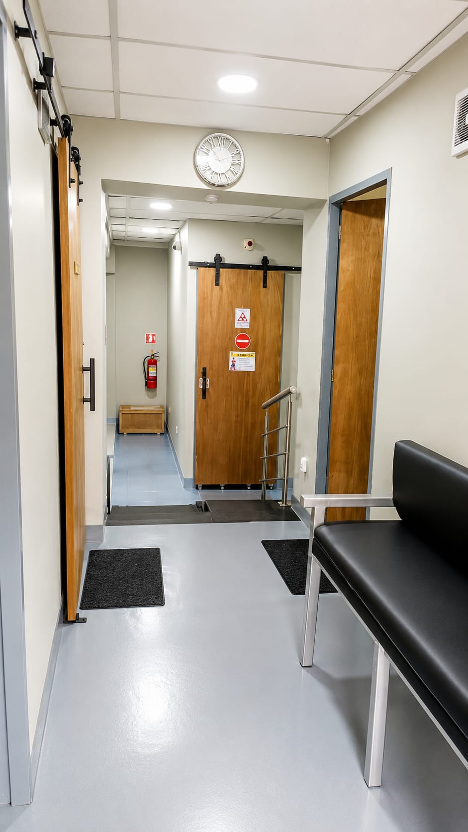 Sala de espera y pasillo del centro médico