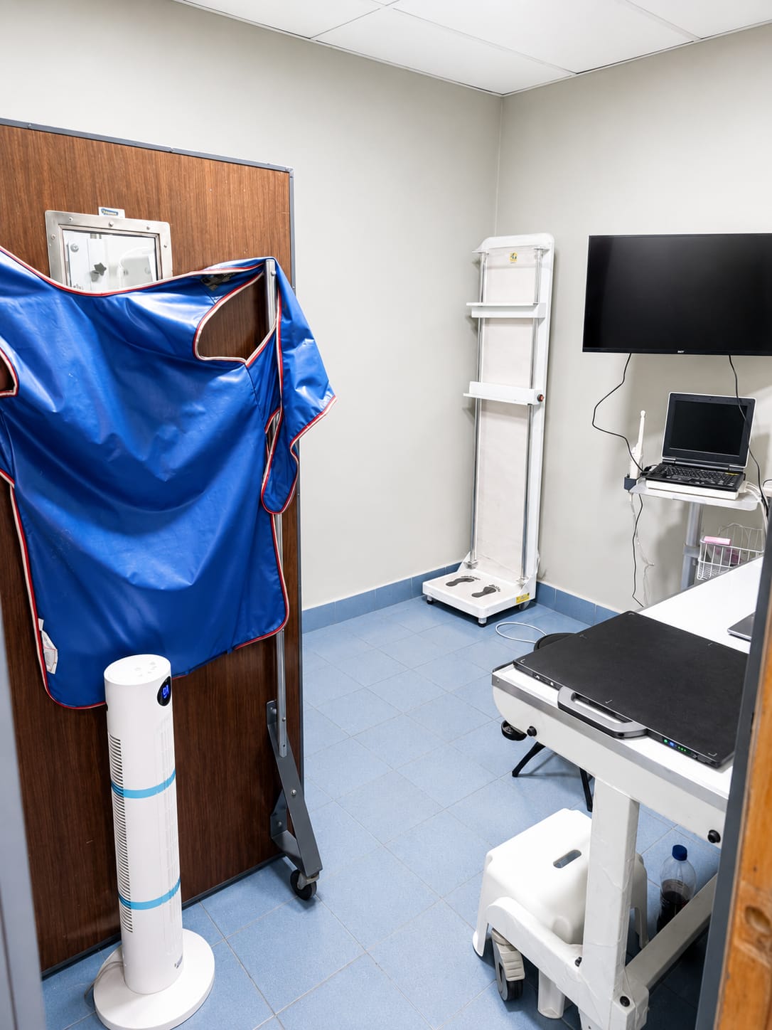 Área de radiología digital con equipo de rayos X